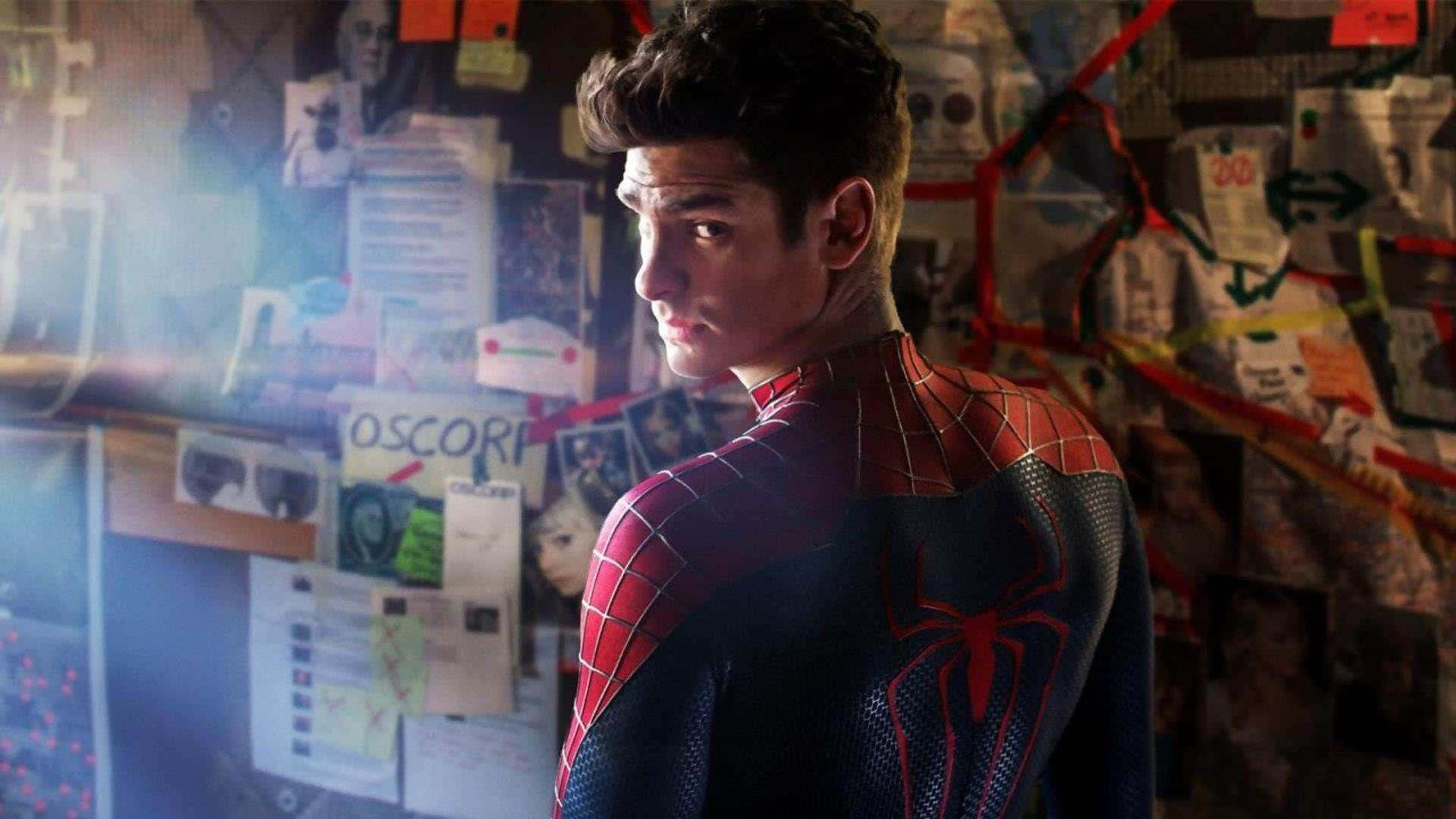 Andrew Garfield som Spider Man nyder detaljeret vægmaleri. Wallpaper