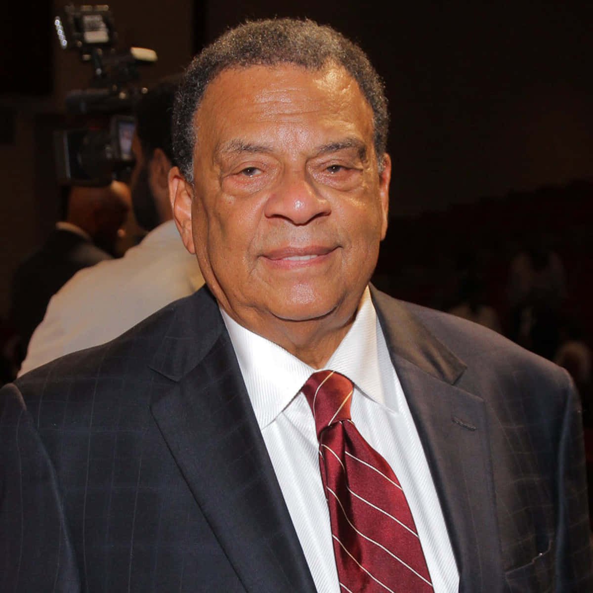 Andrewyoung Med En Röd Randig Slips. (this Sentence Could Be Used As A Description For A Wallpaper Featuring Andrew Young With A Red Striped Tie As The Main Focal Point.) Wallpaper