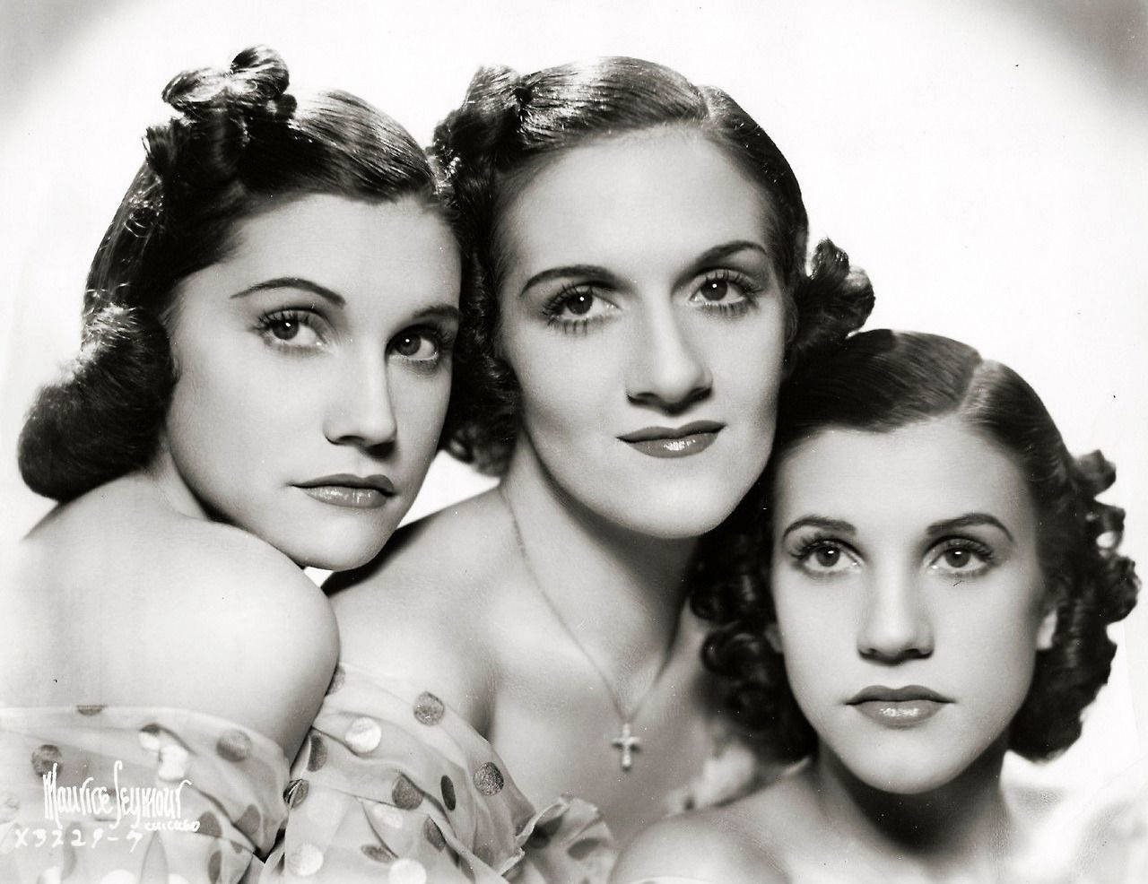 Leandrews Sisters In Un Ritratto Classico, 1938. Sfondo