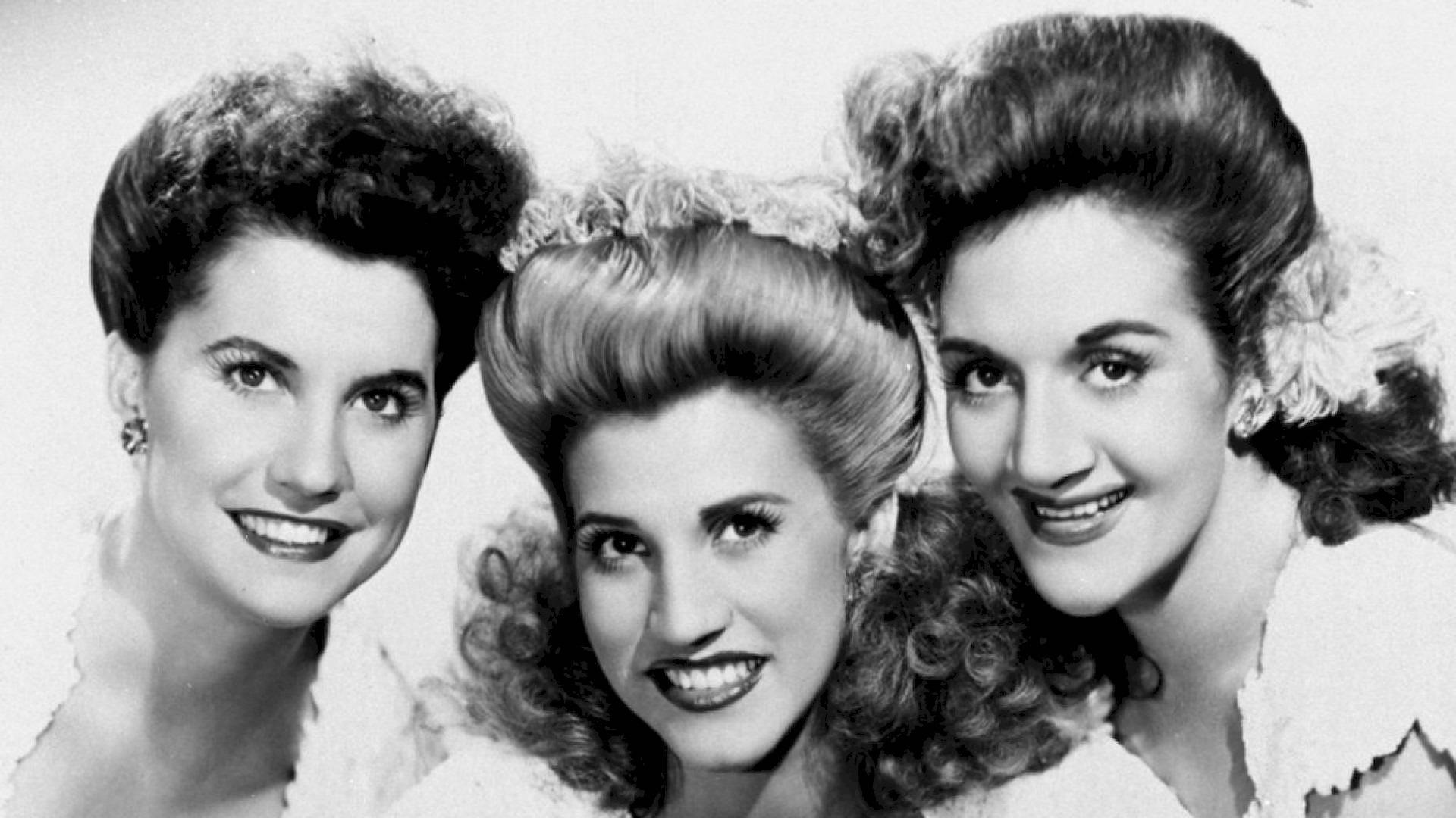Retratopublicitario De Andrews Sisters En 1947. Fondo de pantalla