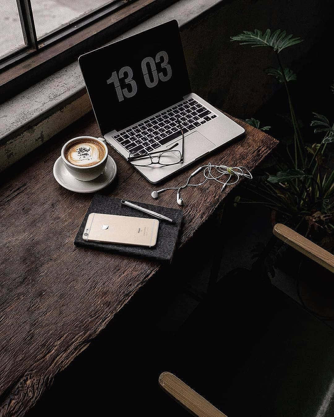 Coffeelatte Und Laptop Als Hintergrundbild Für Den Schreibtisch Auf Android