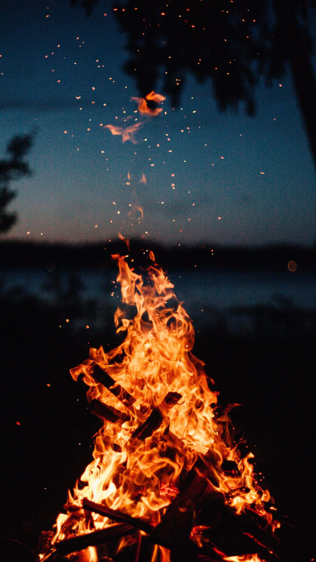Einlagerfeuer Mit Flammen Im Nächtlichen Himmel Wallpaper