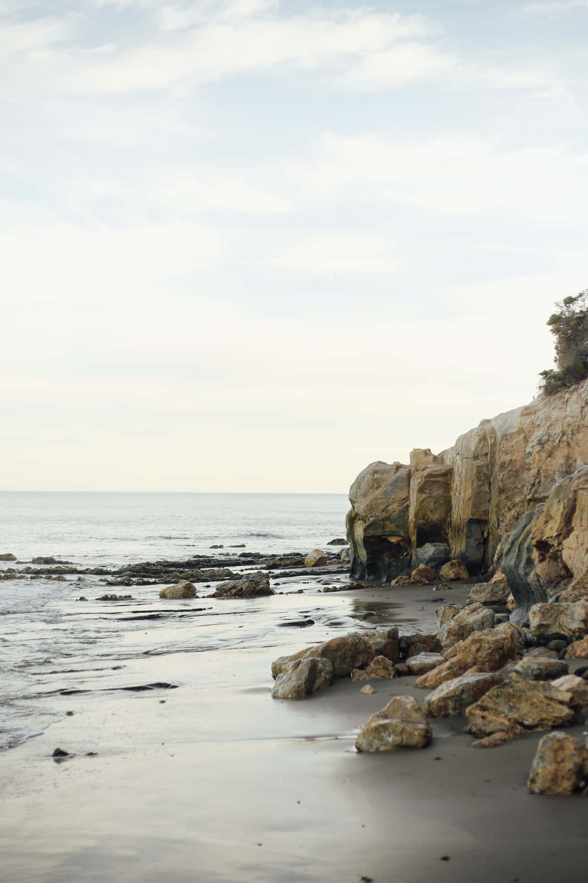 Küstenlandschaftmit Felsformationen Hintergrundbild Für Android In Malibu
