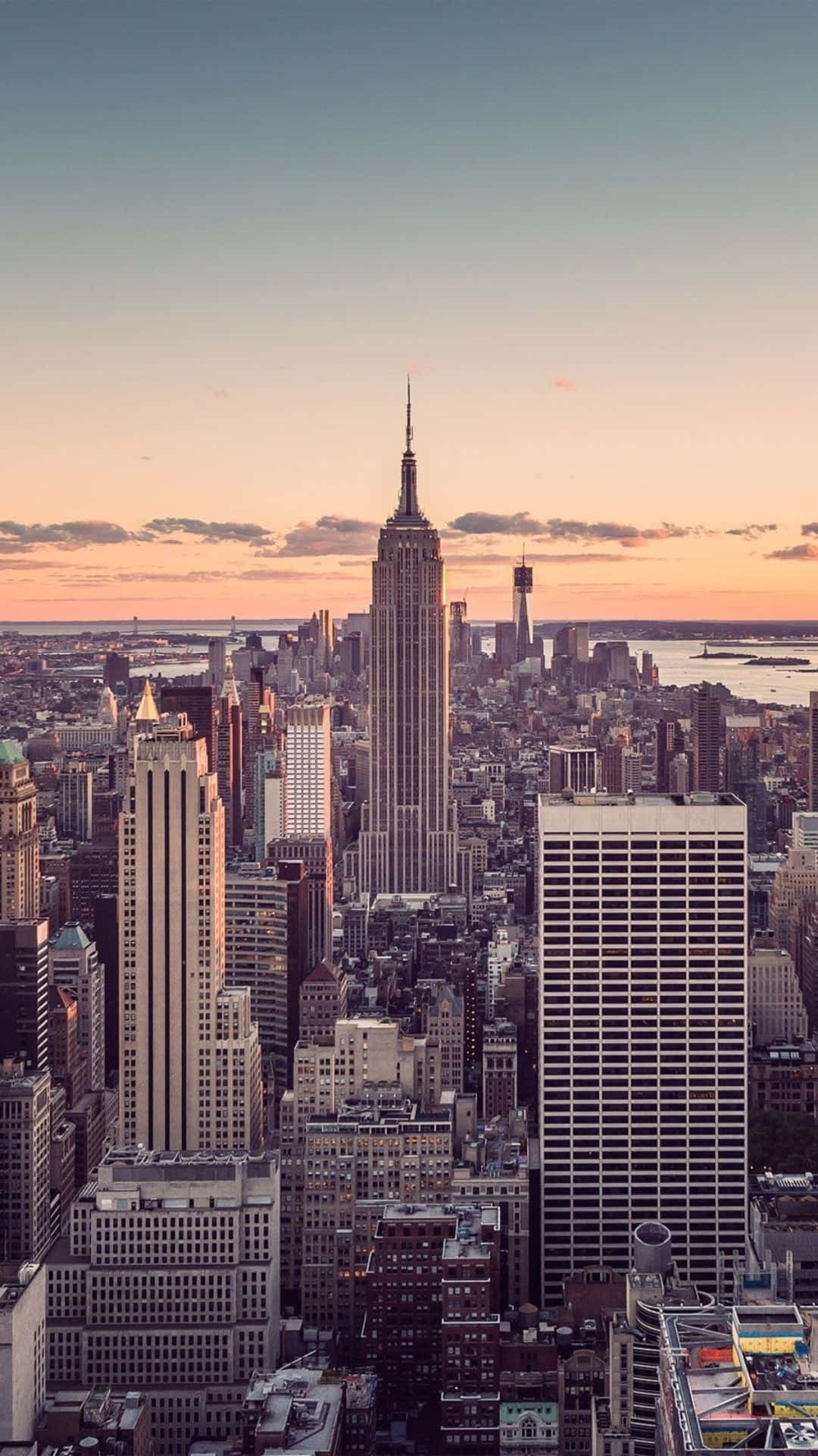 Vistaal Mundo Android Surgiendo En Medio De Los Imponentes Rascacielos De La Ciudad De Nueva York.