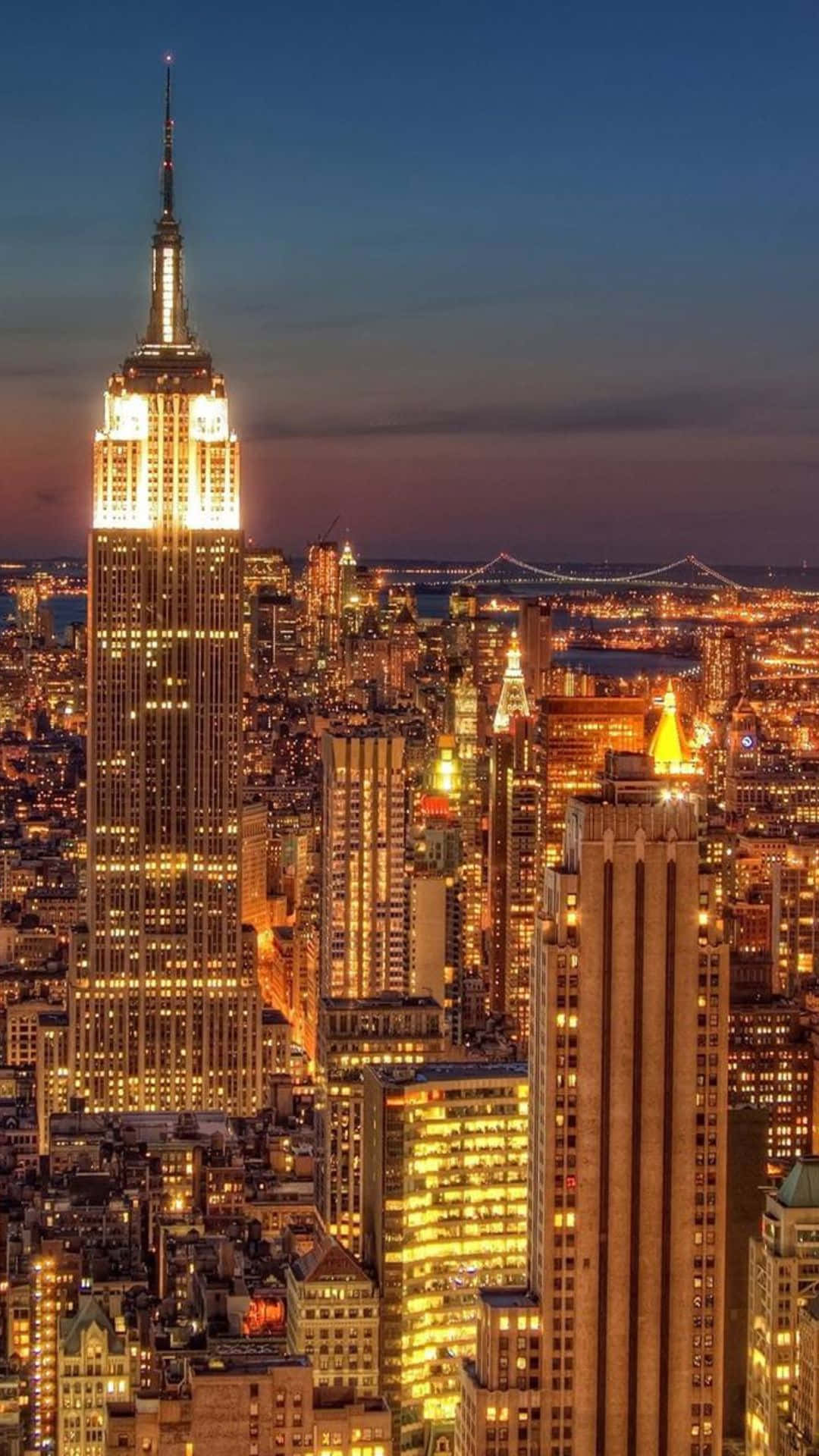 Androidposerar Framför New Yorks Skyline På Dator- Eller Mobilbakgrundsbild.