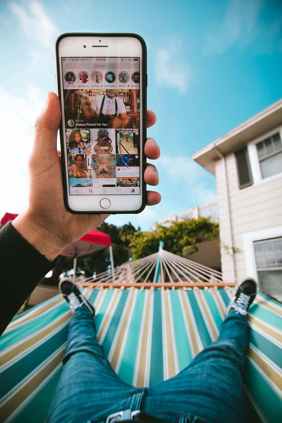 Androidsoziales Hintergrundbild Mann Surft Auf Instagram