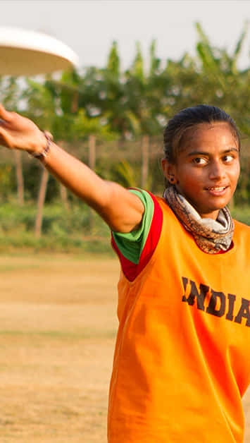 Fondode Pantalla Para Android De Una Atleta Femenina India De Ultimate Frisbee.