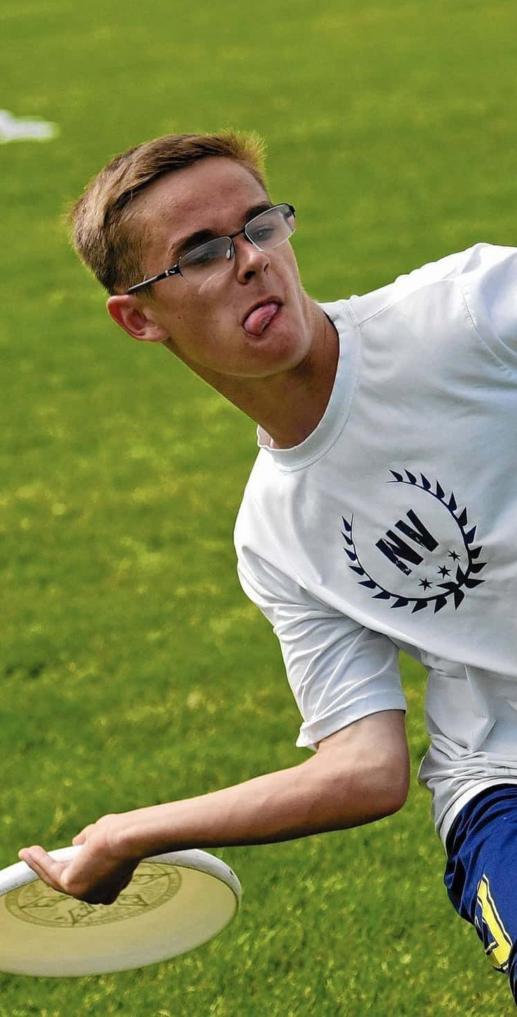 Divertidareacción De Un Atleta Masculino Durante Un Fondo De Pantalla De Ultimate Frisbee Para Android.