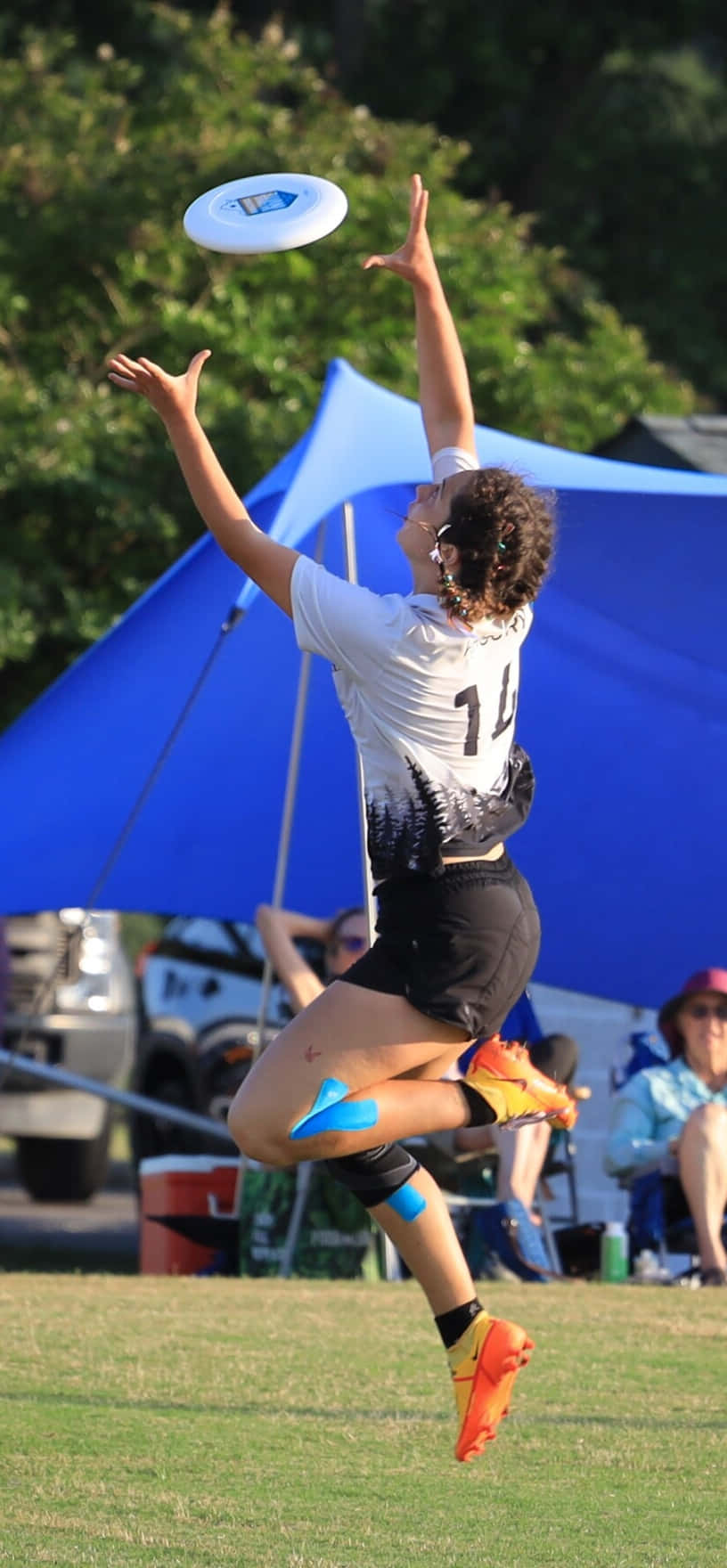 Atletafemminile Che Prende Al Volo Un Frisbee Durante Uno Sfondo Di Android Ultimate Frisbee.