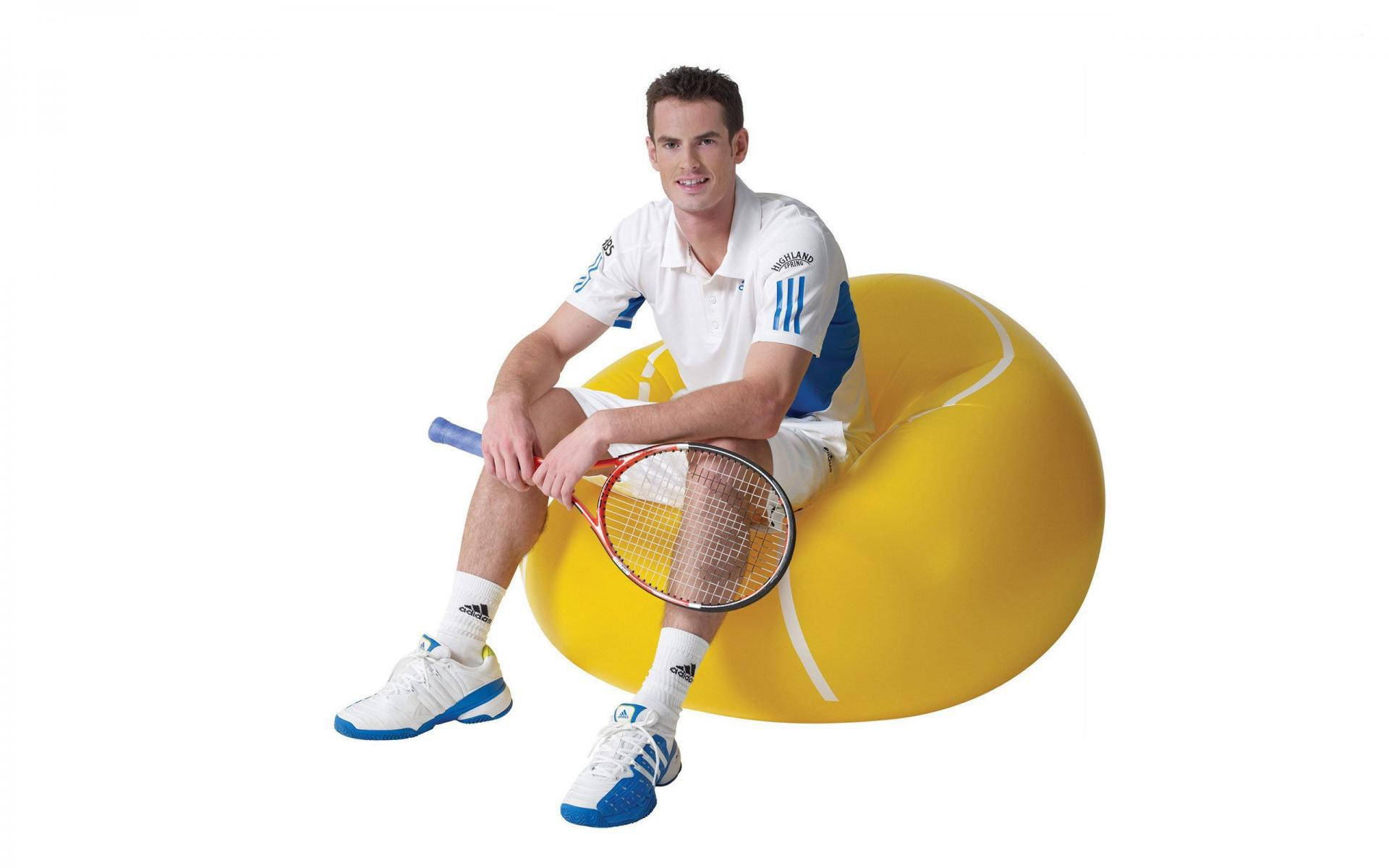 Andymurray En Un Sofá De Pelotas De Tenis. Fondo de pantalla