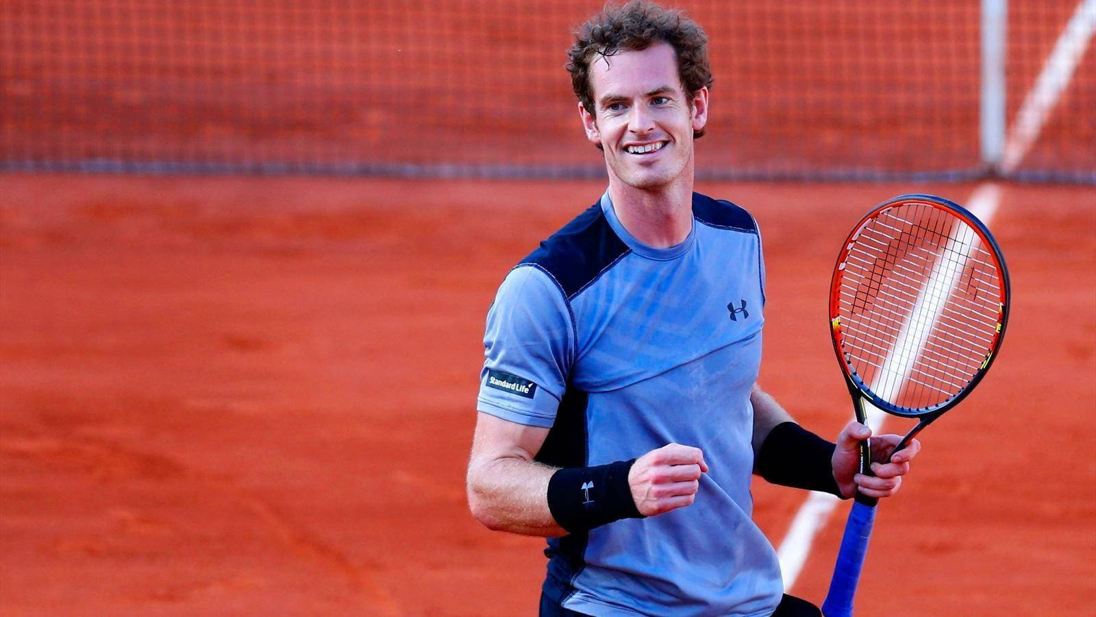Andy Murray smiler mens han holder sin ketsjer Wallpaper