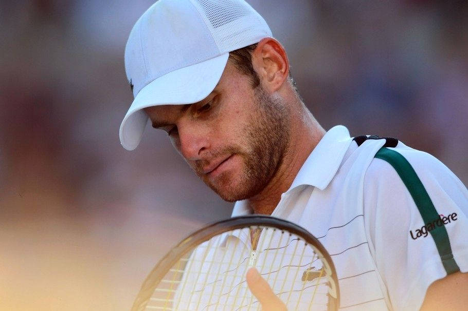 Andyroddick Tittar På Racket - (note: This Sentence Works In Context Of Computer Or Mobile Wallpaper, But I Would Personally Add Some Descriptive Words To Make The Wallpaper More Interesting, Such As 