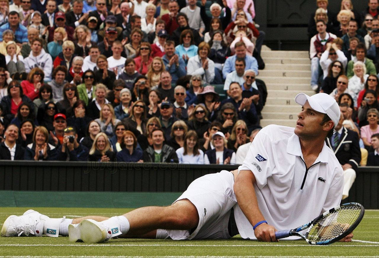 "Andy Roddick Resting on Tennis Court" Wallpaper
