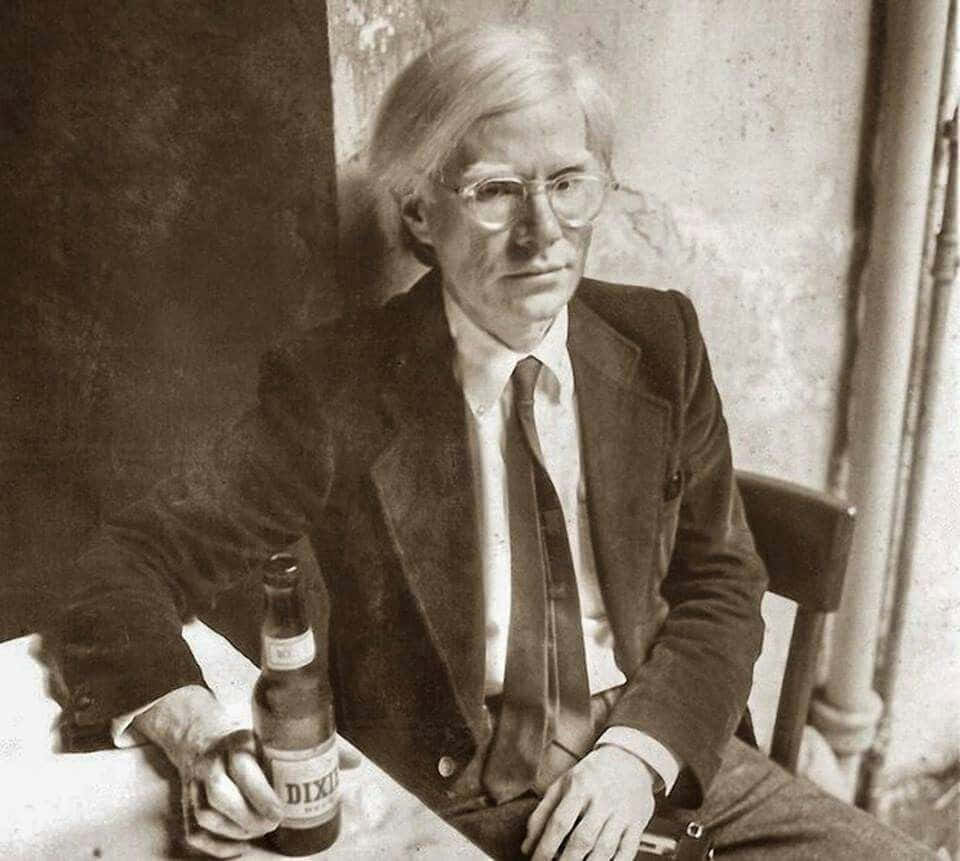 Popart-visionären Andy Warhol Poserar För En Foto