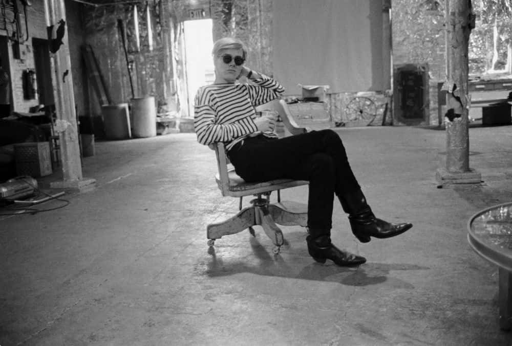 Amerikanskkonstnär Andy Warhol Med Sina Konstverk.