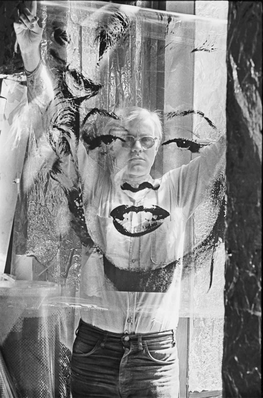Konstnärenandy Warhol I Popkonststil Njuter Av En Måltid.