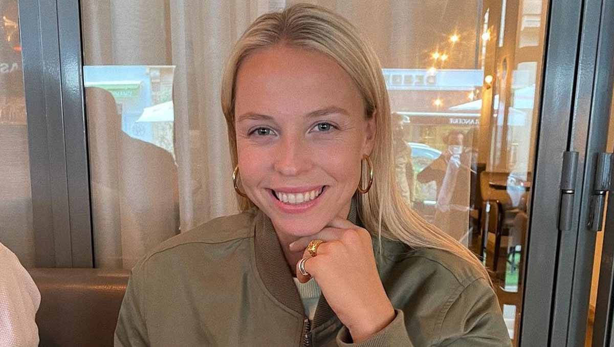 Anett Kontaveit Dressed in Casual Chic Wallpaper