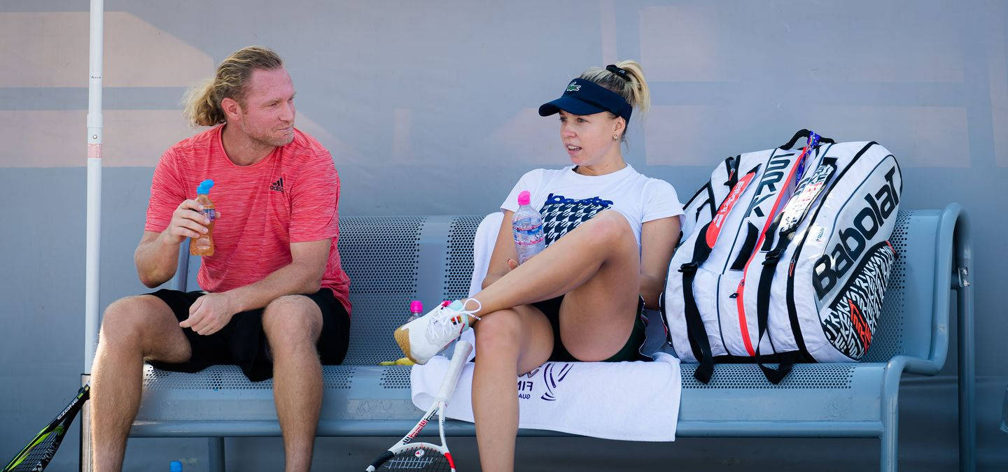 Anettkontaveit Med Korsade Ben (as A Title Or Caption For A Wallpaper Featuring The Estonian Tennis Player With Crossed Legs) Wallpaper