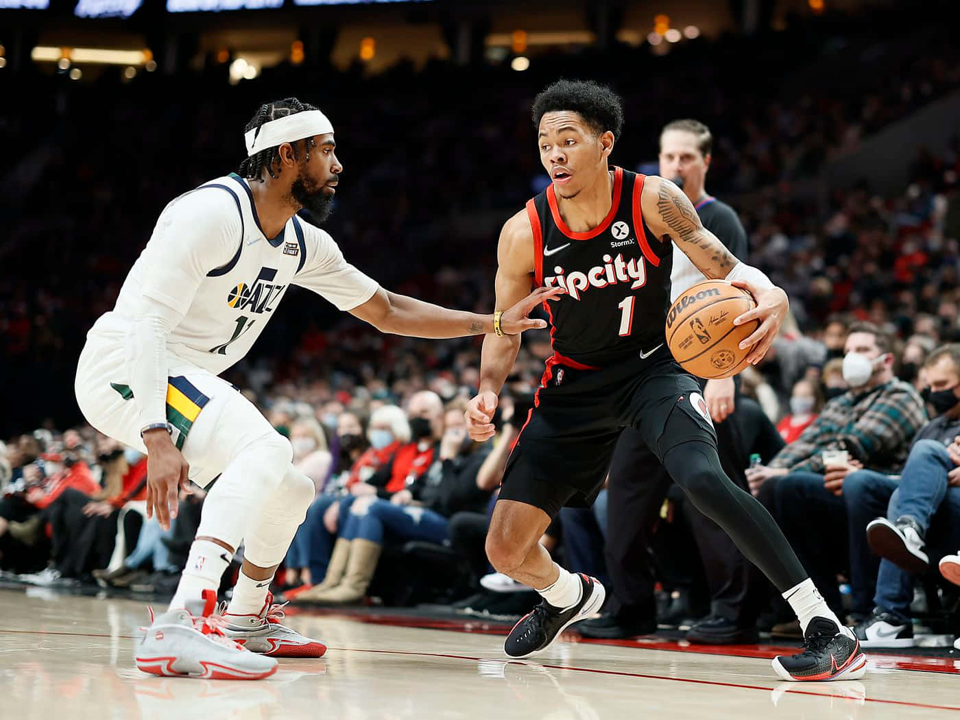 Anfernee Simons Guarded By Mike Conley Wallpaper