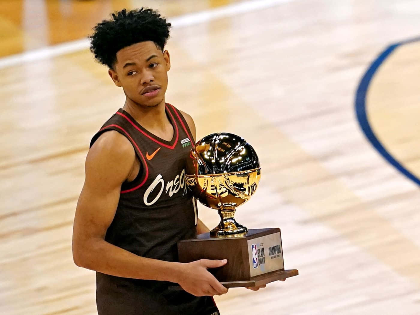 Anfernee Simons Houdt Trofee Op Het Veld Achtergrond