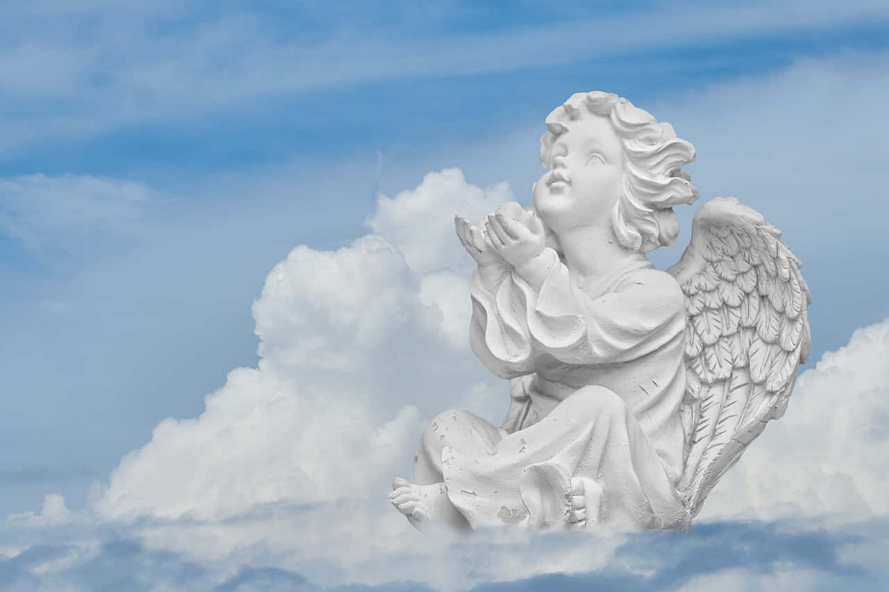 Fondode Pantalla De Estatua De Bebé Ángel En El Cielo.