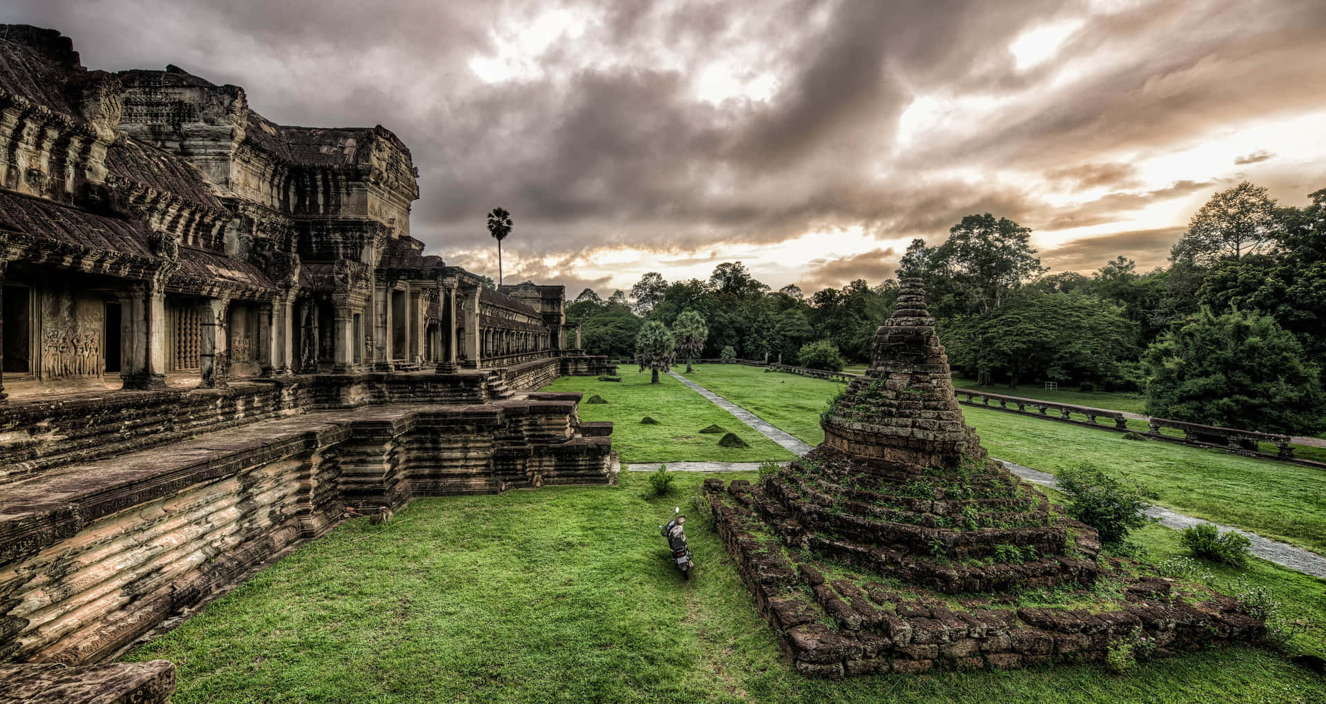 Angkor Thom Under Grå Skyet Sky Wallpaper