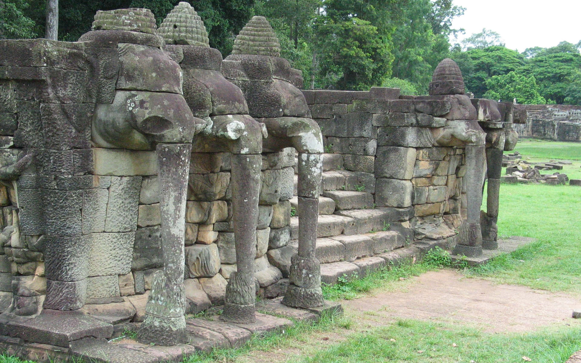 Estatuasde Elefantes Rodeadas De Angkor Thom. Fondo de pantalla