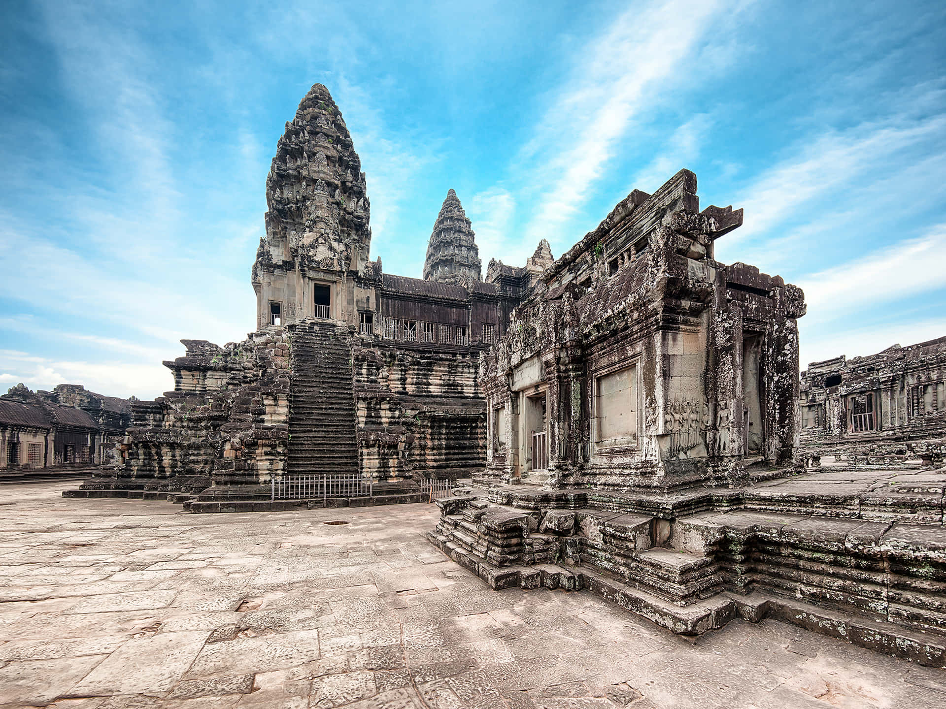 Ruinasde Angkor Thom Bajo El Cielo Azul Fondo de pantalla