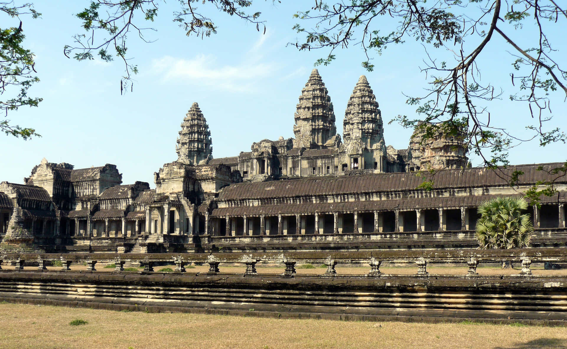 Ruinasde Piedra De Angkor Thom Cielo Azul Fondo de pantalla