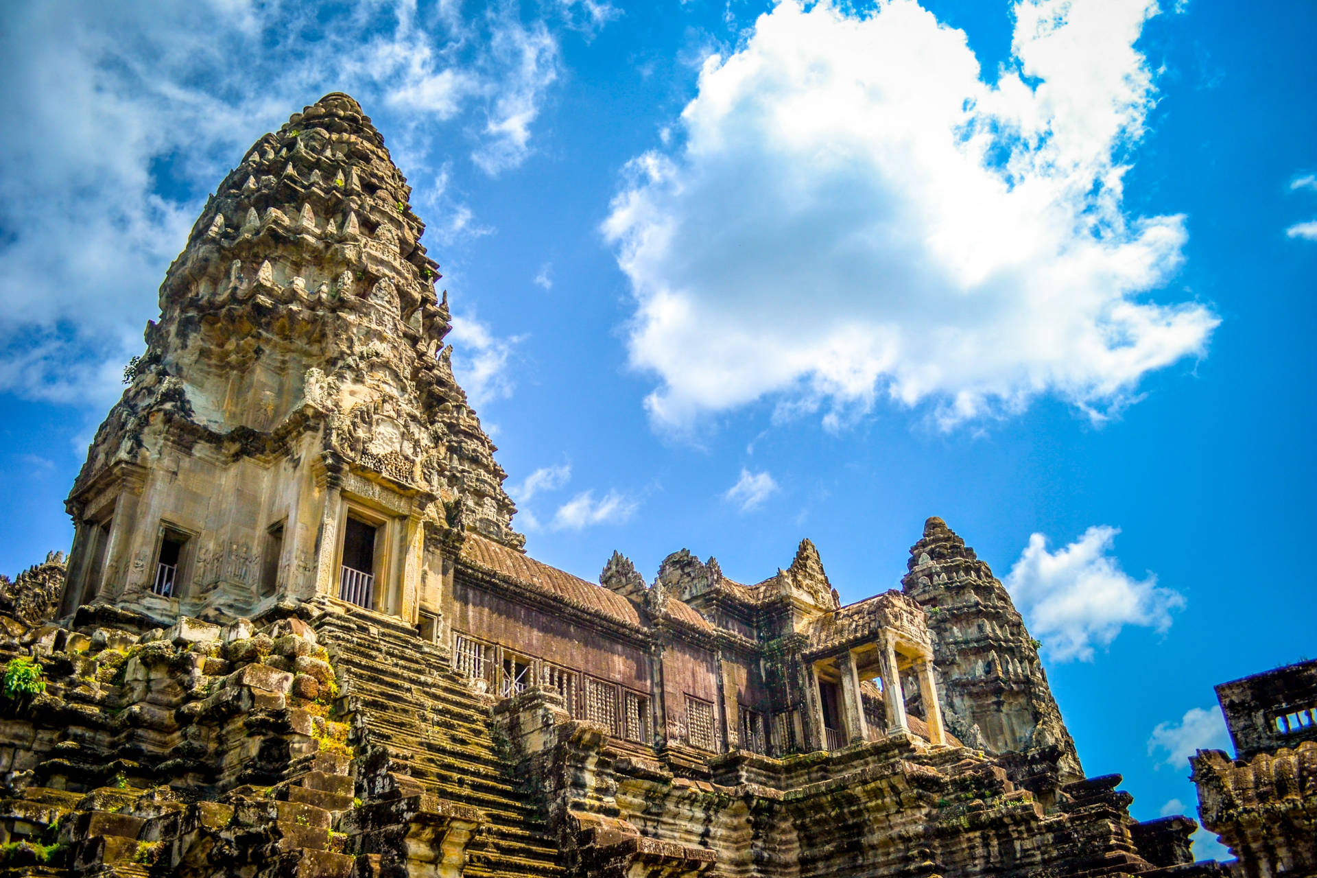 Maestosoangkor Wat Sotto Un Brillante Cielo Blu Sfondo