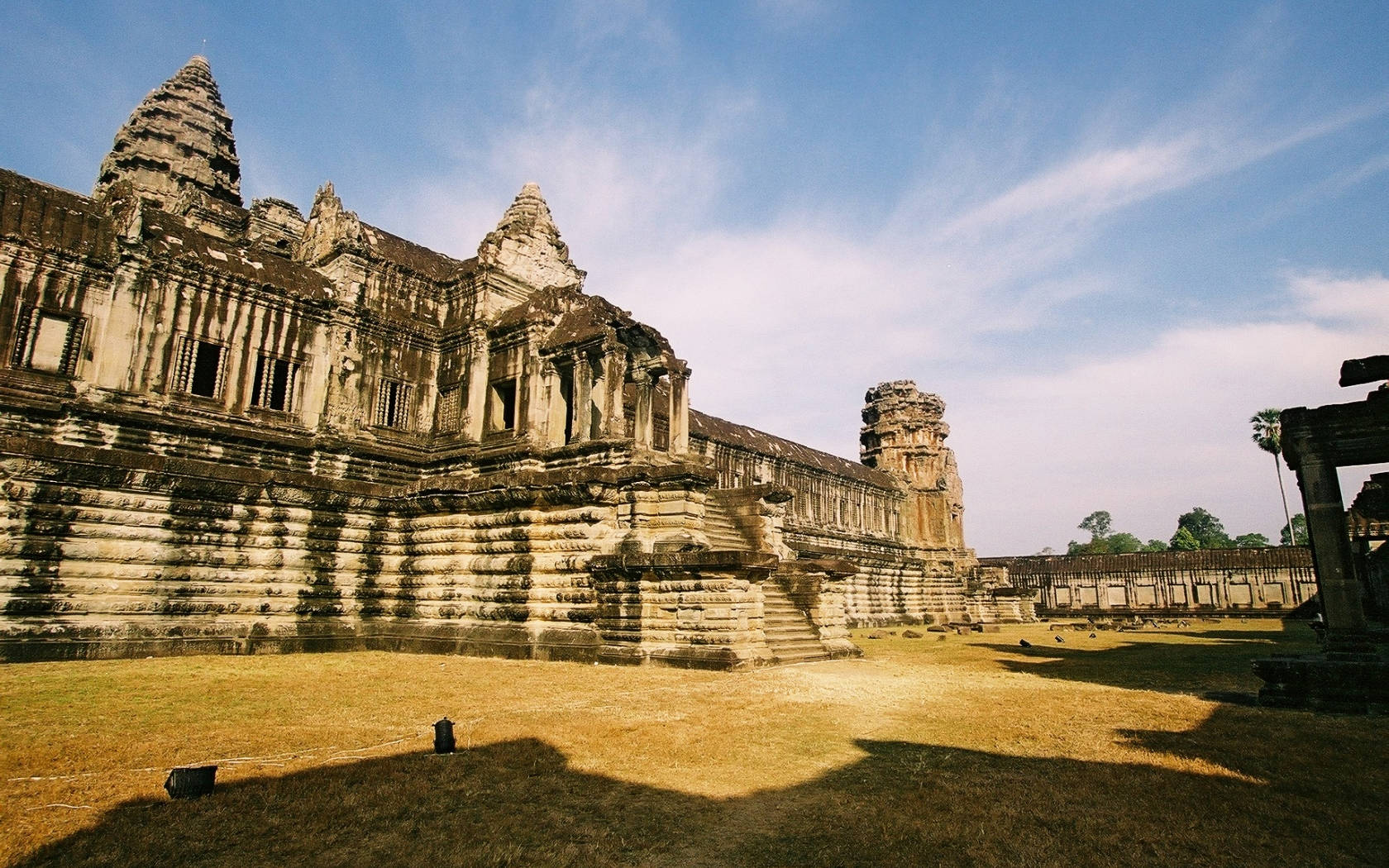 Ruinasde Angkor Wat En Camboya Bajo Un Cielo Azul. Fondo de pantalla