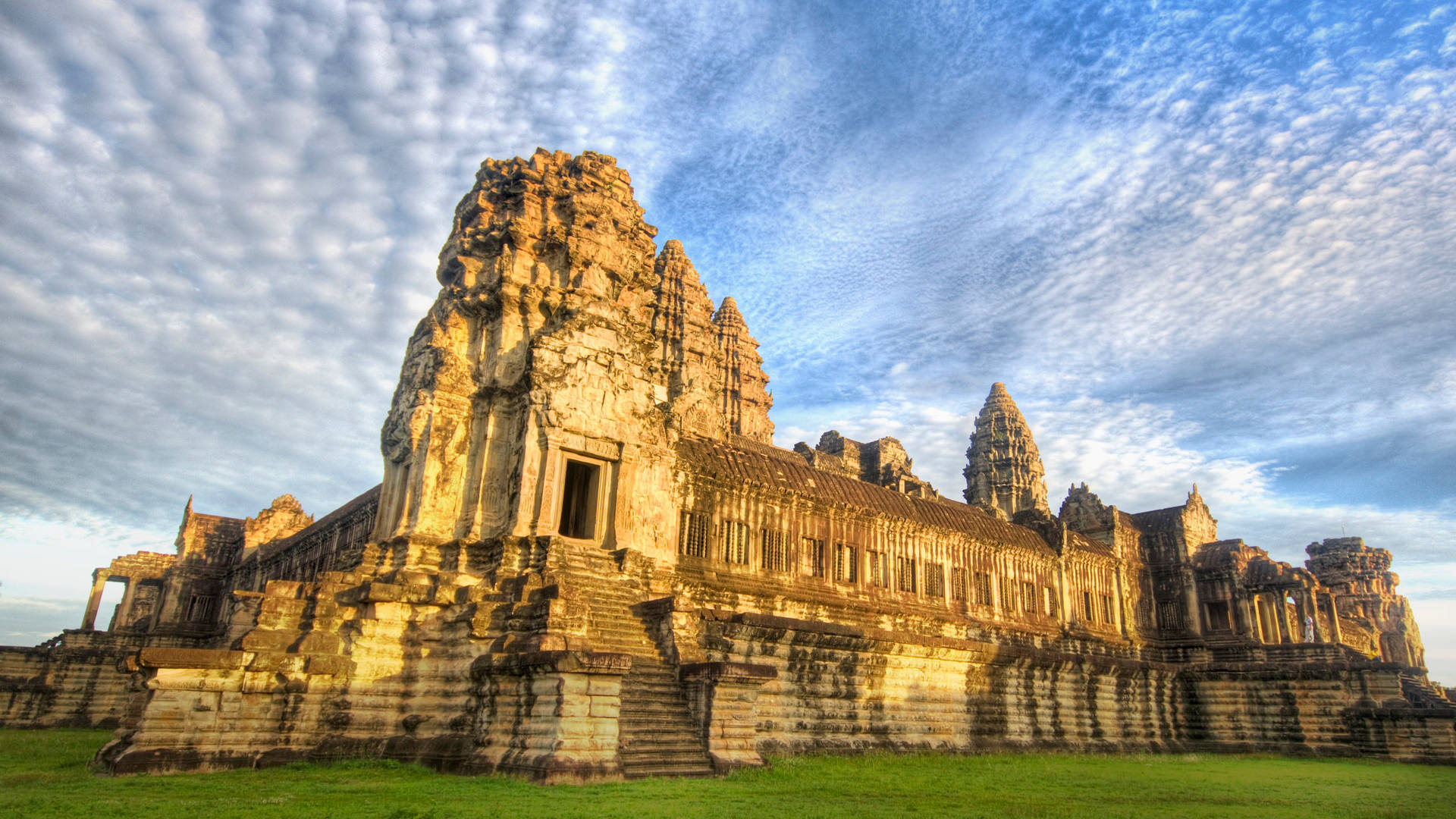 Angkorwat Rodeado De Césped Bajo El Cielo. Fondo de pantalla