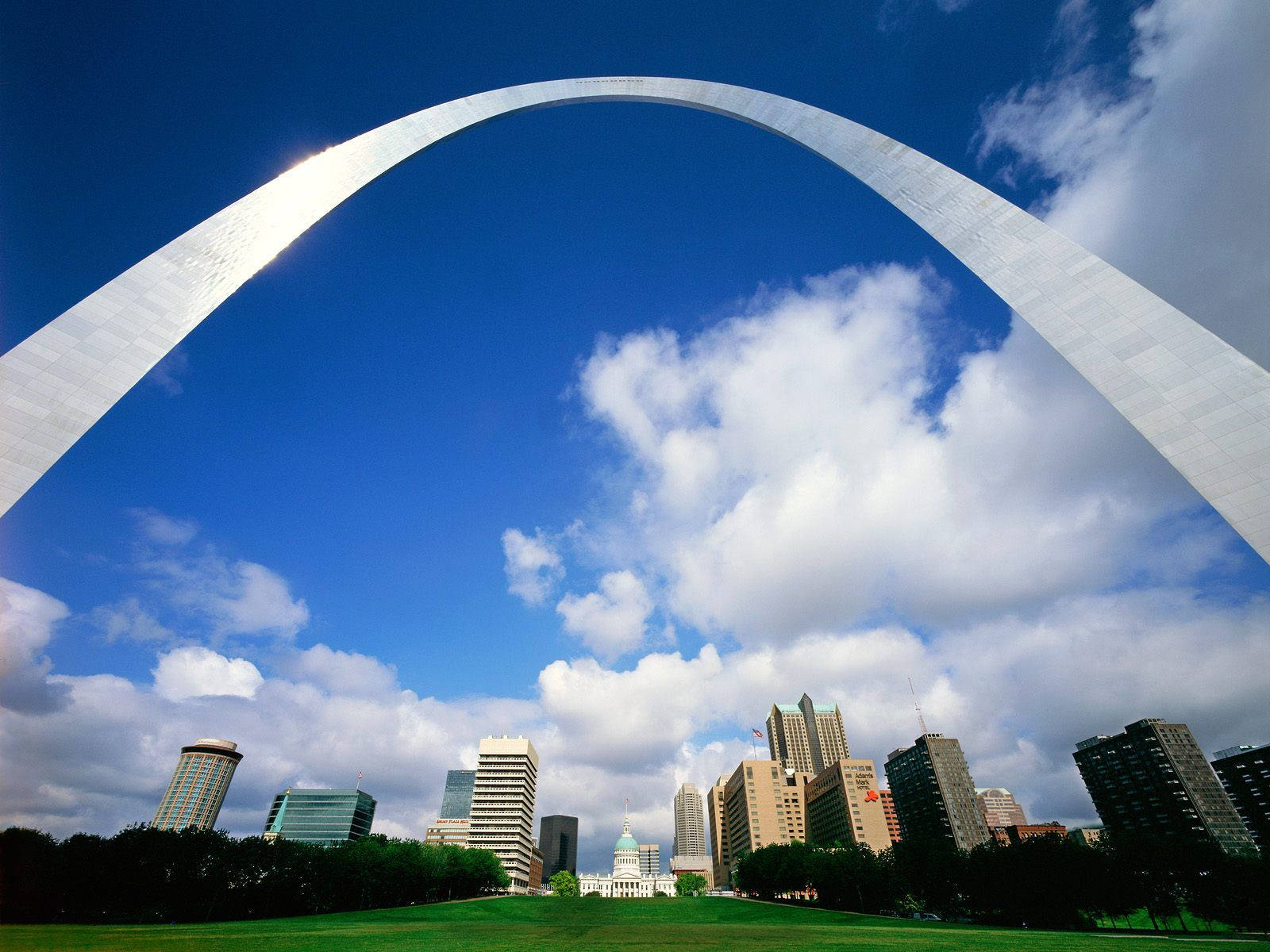 Angle Of Gateway Arch In Missouri Wallpaper
