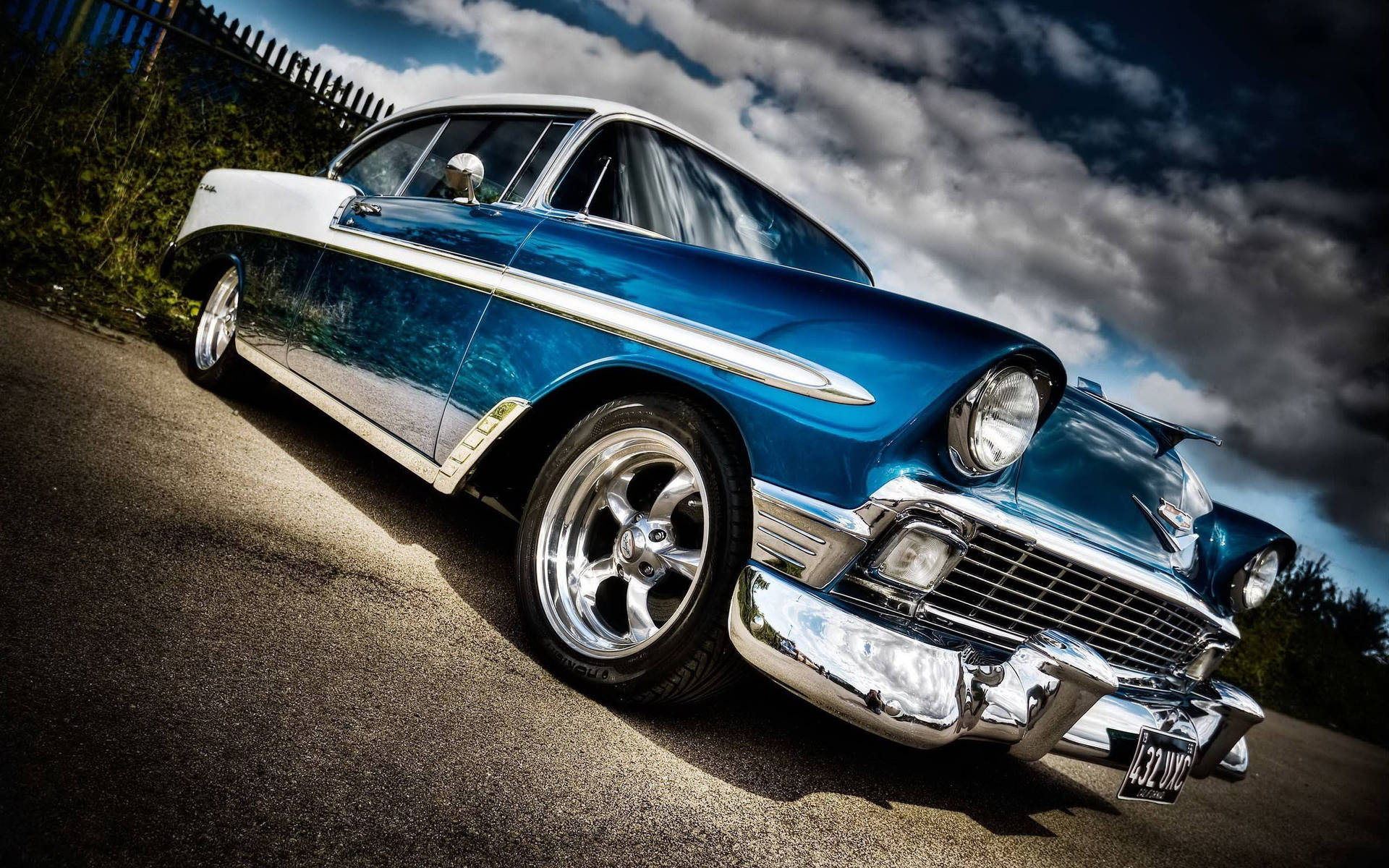 Chevroletclásico Azul Fotografiado En Ángulo. Fondo de pantalla