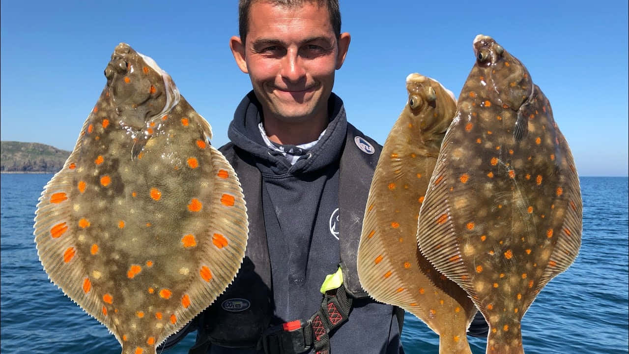 Kalastaja Suuren Kampelan Saaliin Kanssa Taustakuva