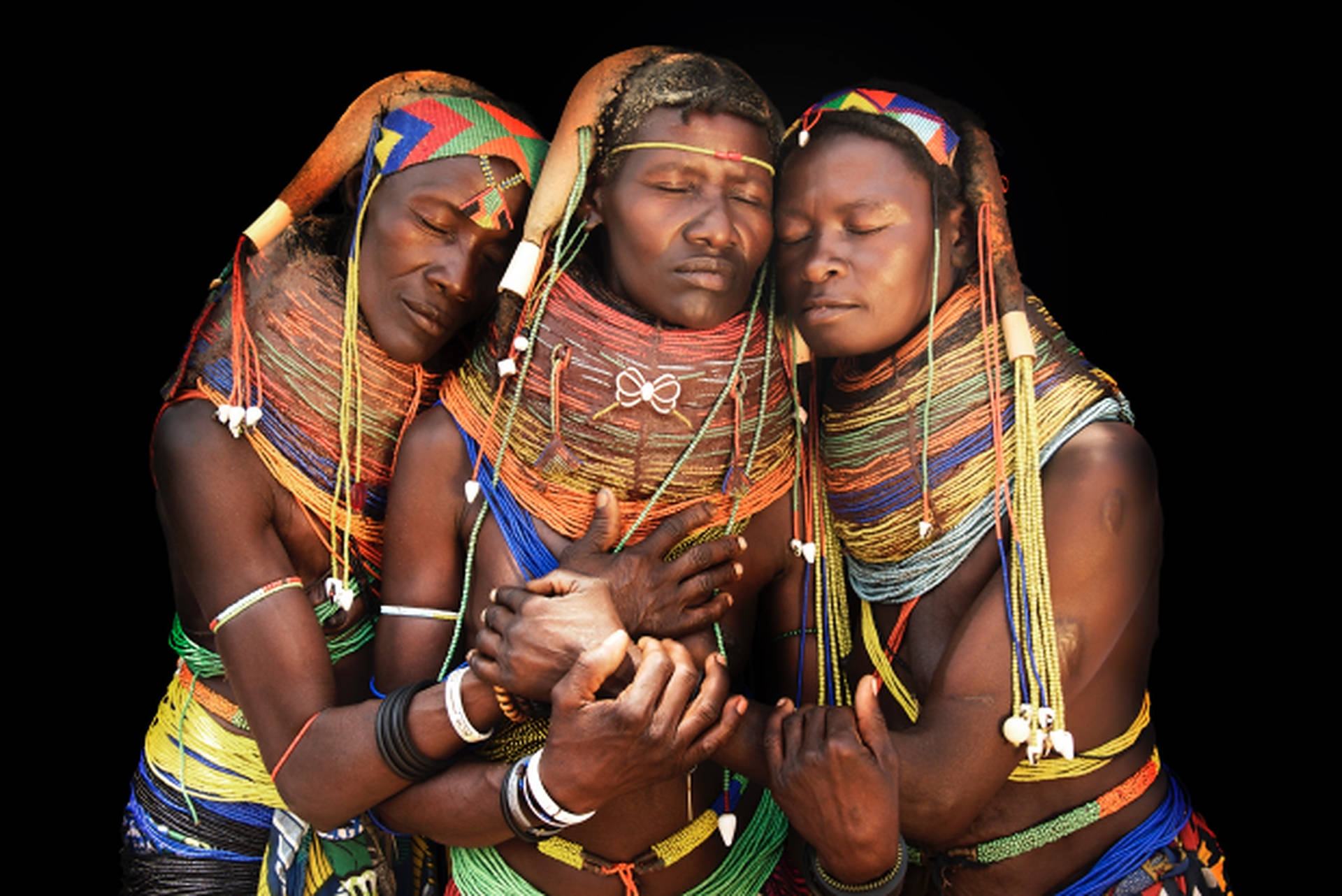 Angola Tribal kvinder blande gennemborede guld og bronze Wallpaper