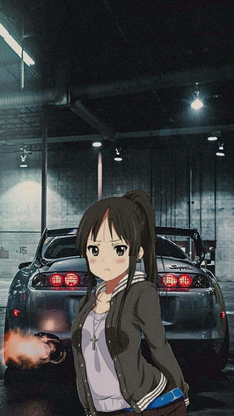 En pige, der står foran en bil med et flamme-design Wallpaper