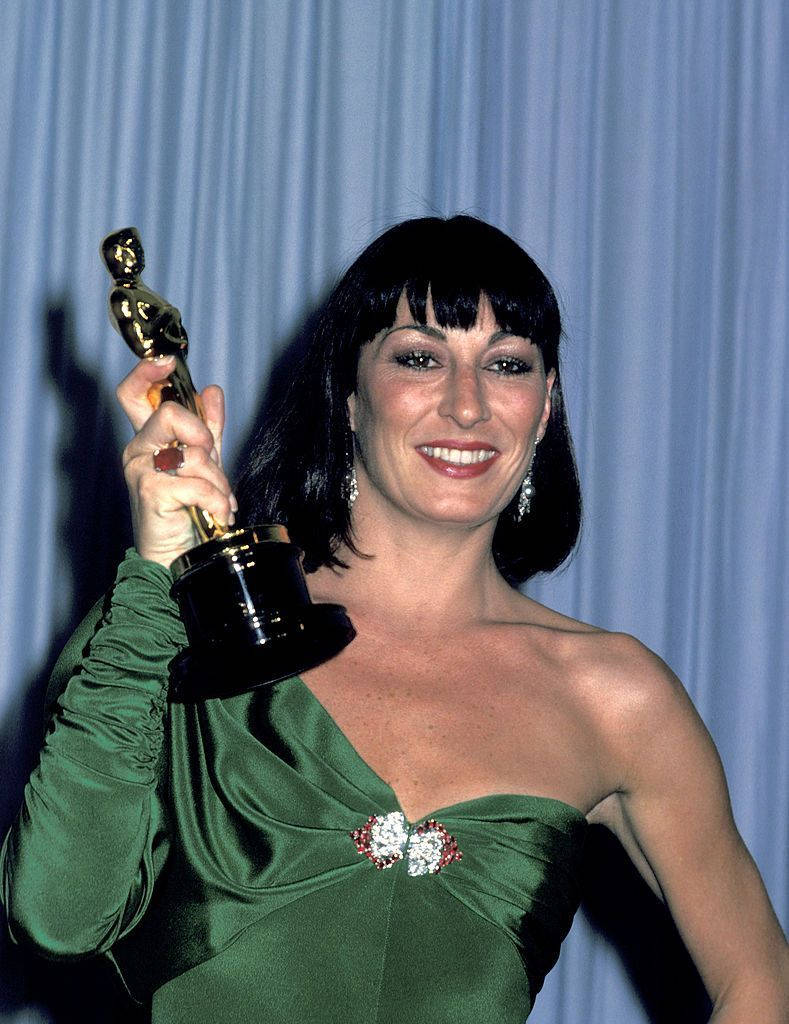 Anjelica Huston 58. årlige Academy Awards Glamourøse Navy Dress Wallpaper