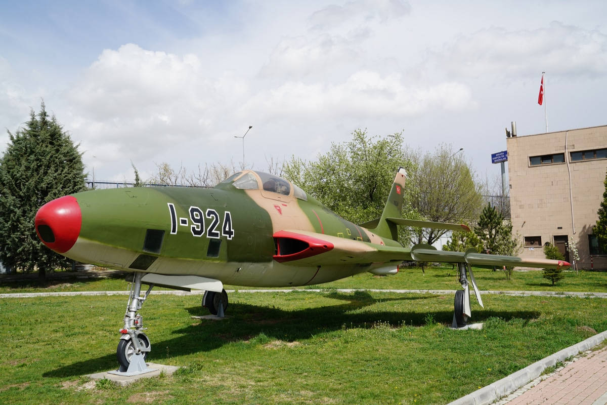 Обозревайте удивительный музей авиации Анкары с этой высококачественной обоиной. Wallpaper