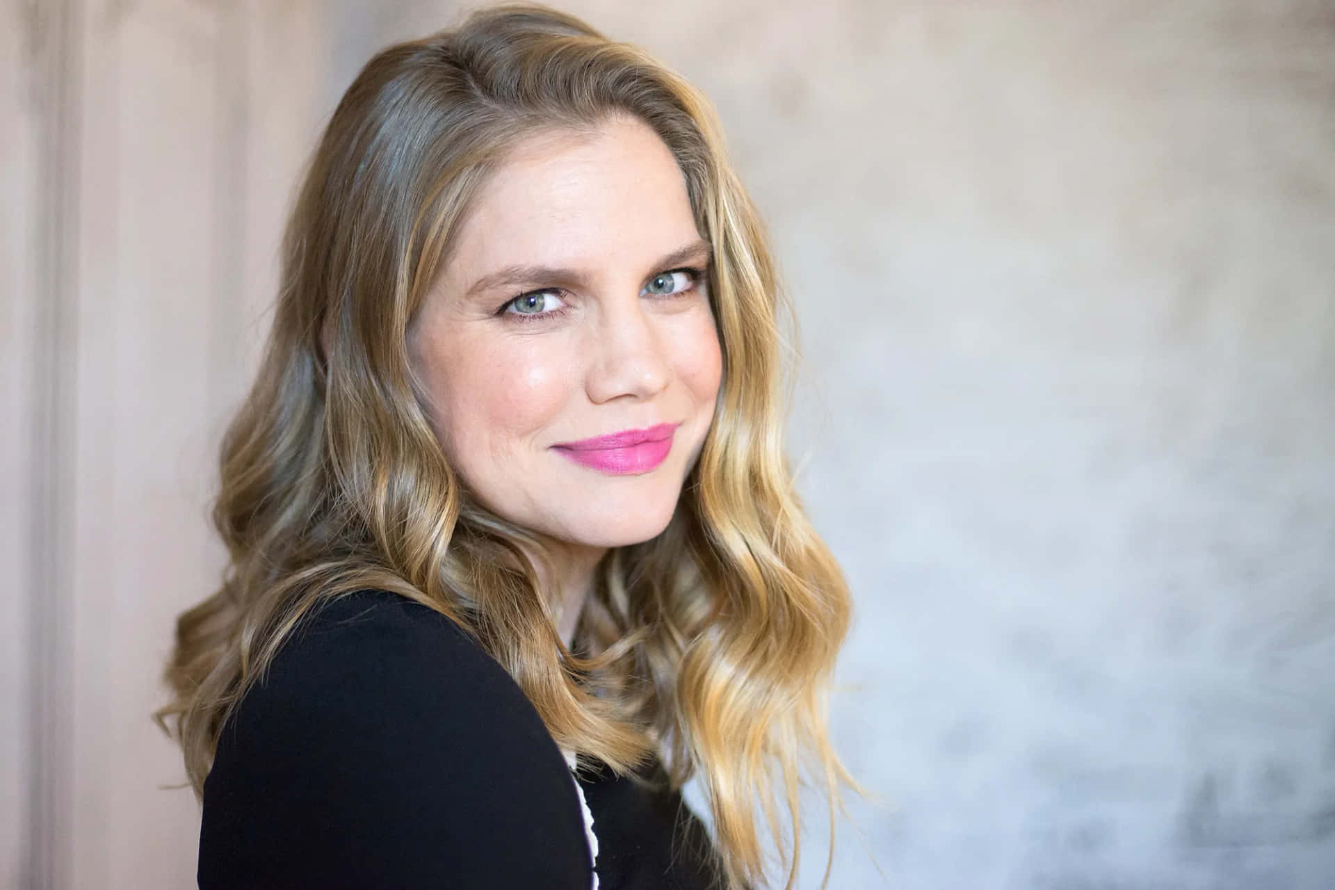 Actress Anna Chlumsky posing for a photoshoot Wallpaper