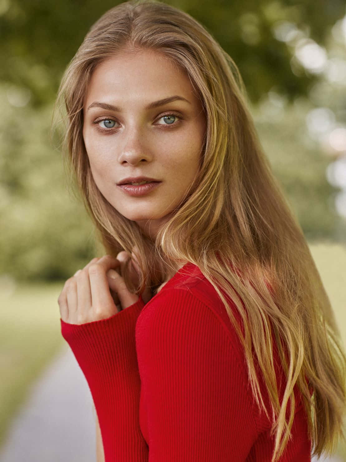 Anna Selezneva Posing In A Casual Outfit During A Photoshoot Wallpaper