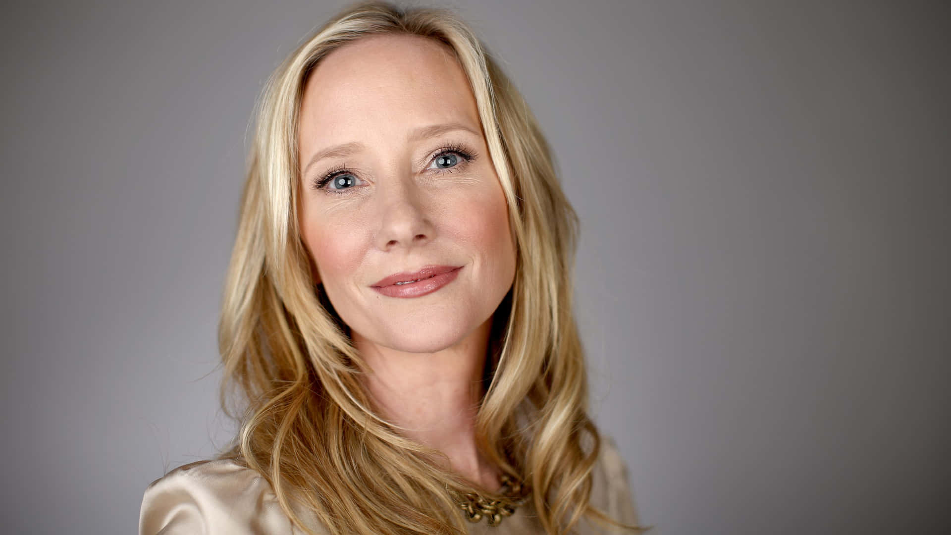 Anne Heche Looking Glamorous Wallpaper