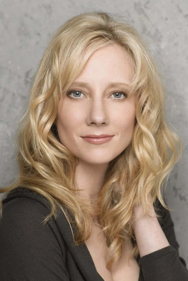 Anne Heche With Long Wavy Hair Wallpaper