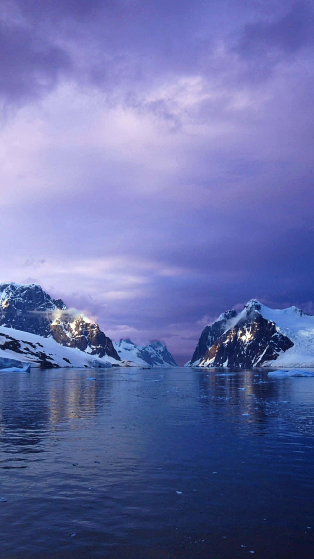 Majestætisksolnedgang Over De Frosne Landskaber I Antarktis.