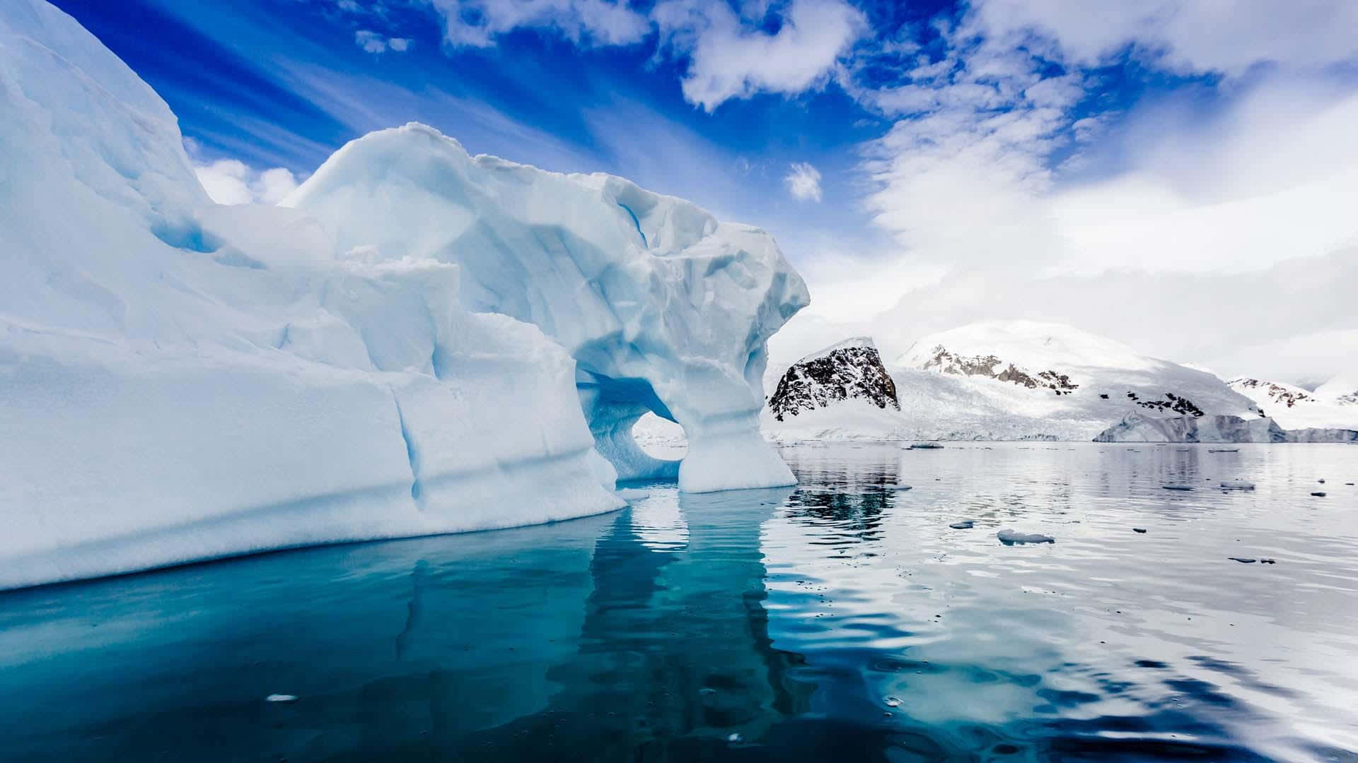 Ungran Iceberg Está Flotando En El Agua.