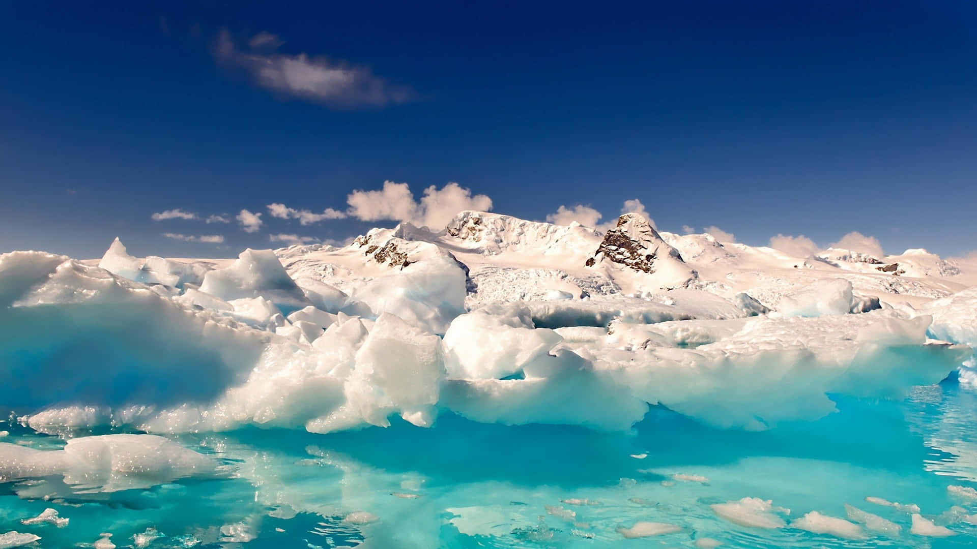 Einblauer See Mit Eisbergen.