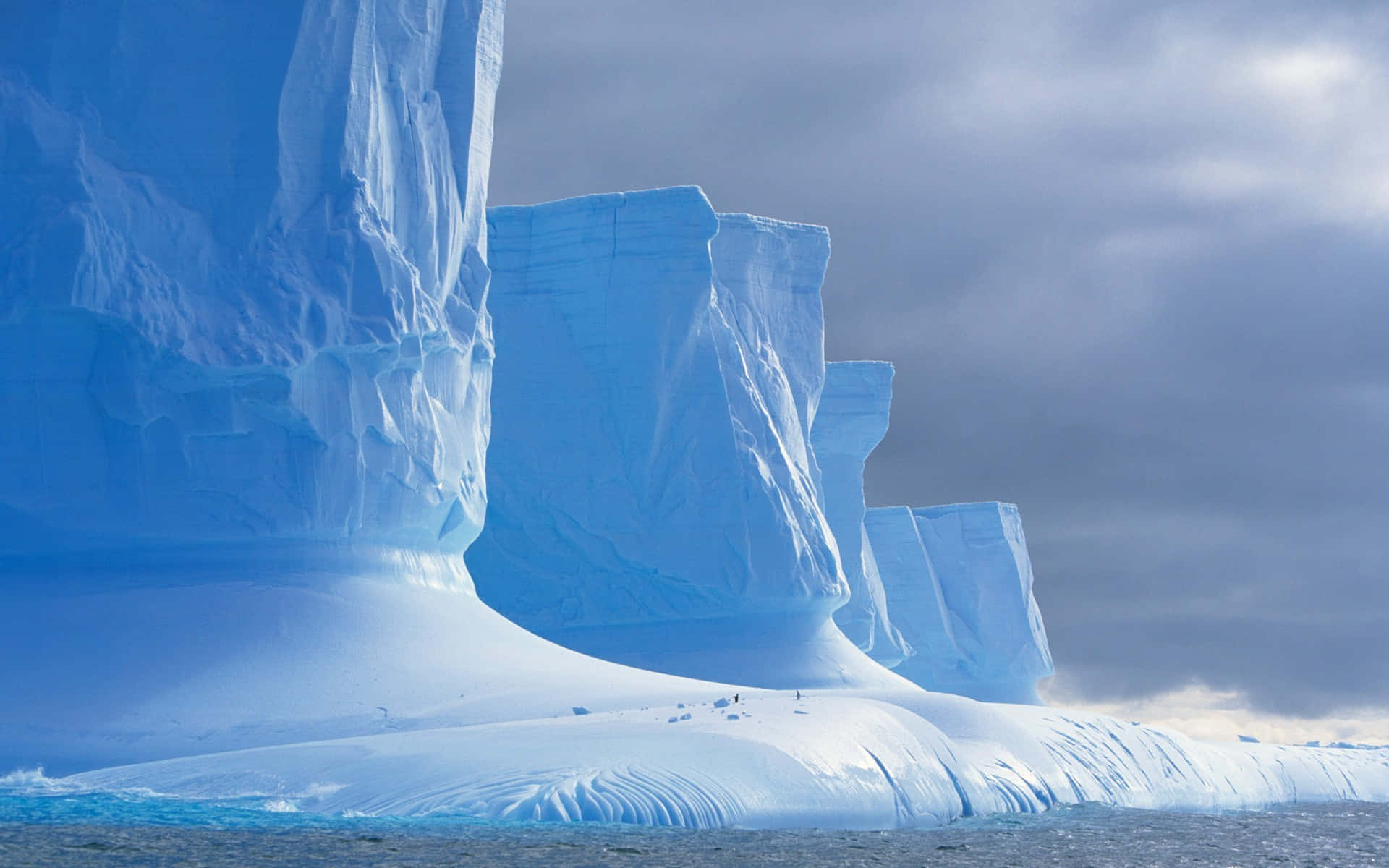 Icebergsen El Océano Con Un Cielo Nublado