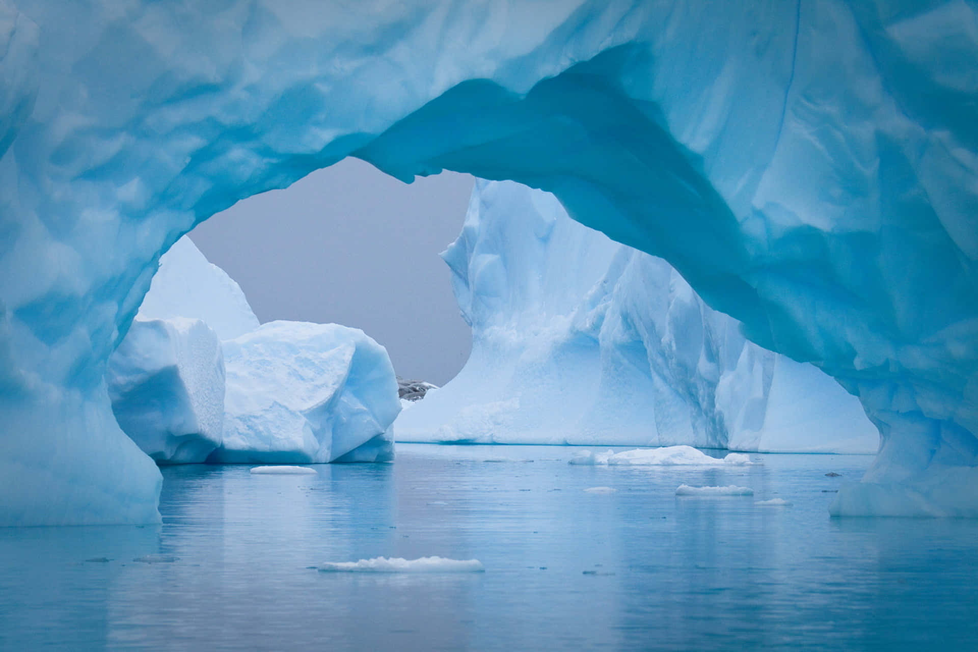 Enblå Isberg Med Ett Hål I Det