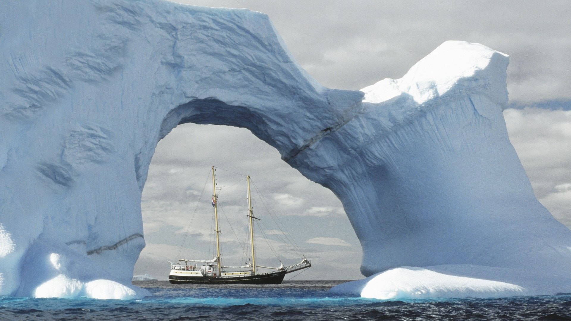 Antarktischerbogen, Gletscher Und Schiff Wallpaper