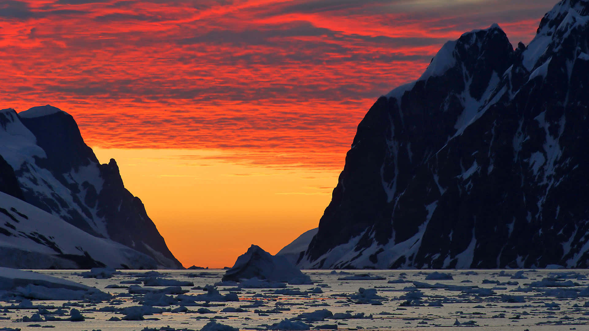 Etfantastisk Luftbillede Af Antarktis' Urørte Og Iskolde Landskab.